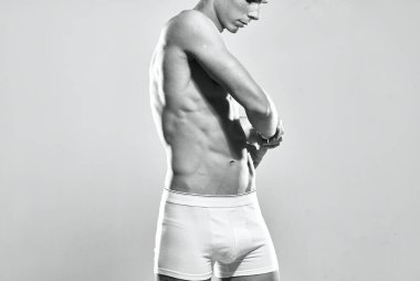 Atletik adam, basın için motivasyon egzersizi hazırladı.