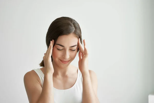 Mujer con dolor de cabeza depresión estrés problemas de salud migraña —  Fotos de Stock