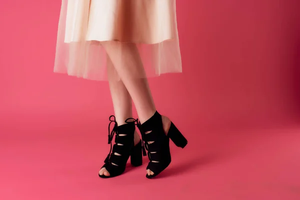 Donne scarpe nere moda stile moderno rosa sfondo shopping — Foto Stock