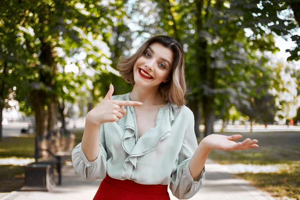 Bionda con una gonna rossa nel parco all'aperto aria aperta — Foto Stock