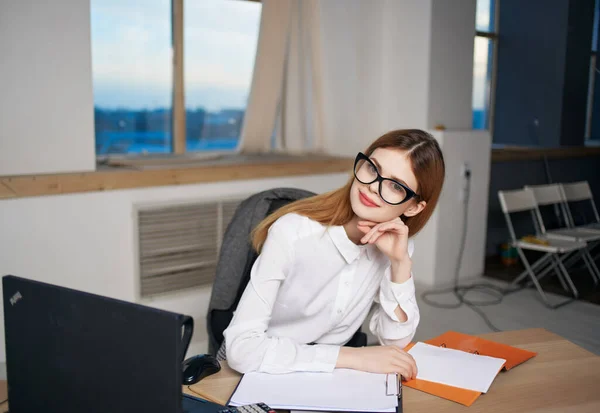 Mulher secretária sentado em sua mesa documentos escritório laptop — Fotografia de Stock