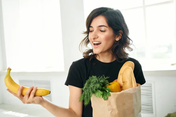 Bruna con un pacchetto di prodotti che cucinano la consegna di cibo sano — Foto Stock