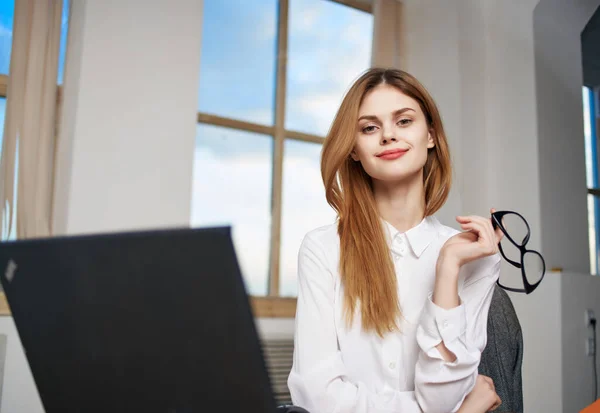 Femme assise devant un ordinateur portable dans le bureau secrétaire professionnel de travail — Photo