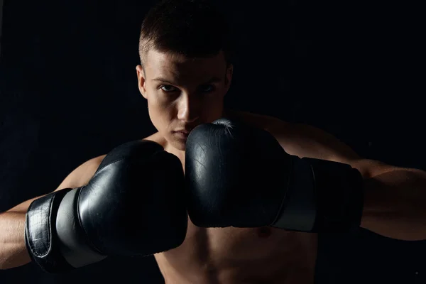 Tipo con guantes de boxeo bombeado hasta el torso culturista fitness —  Fotos de Stock