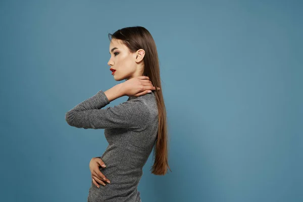 Morena com lábios vermelhos maquiagem brilhante estilo elegante posando — Fotografia de Stock