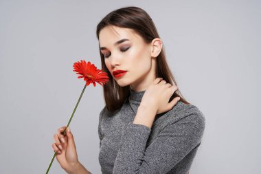 Kızıl çiçekli esmer cazibeli romantizm cazibesi