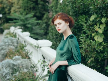 Yeşil elbiseli kadın Perilla Park 'ın zarif ve temiz havası var.