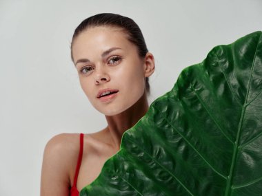 Kırmızı mayo giymiş, egzotik görünümlü bir kadın.