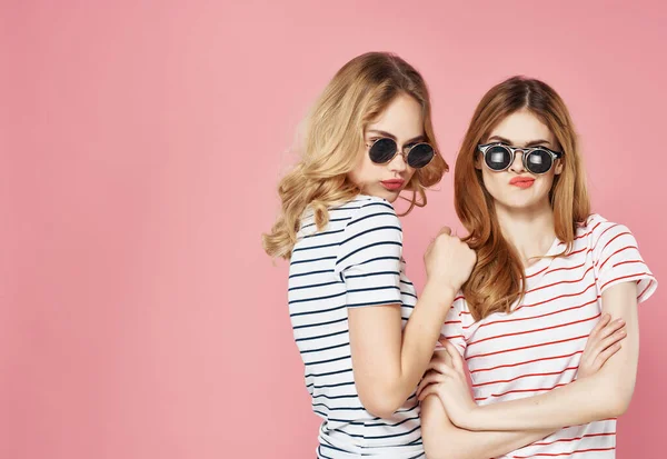 Смешные девушки эмоции солнцезащитные очки мода розовый фон — стоковое фото