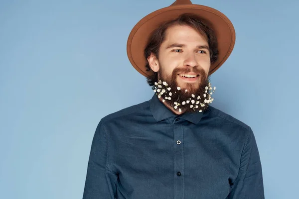 El hombre alegre en el sombrero florece en la barba el estilo moderno el fondo aislado —  Fotos de Stock