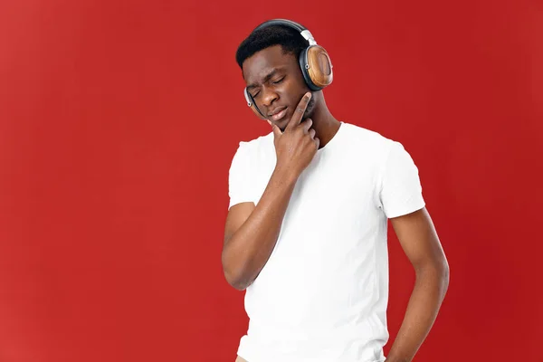 Afrika kökenli bir adam kulaklıkla izole edilmiş müzik dinliyor. — Stok fotoğraf