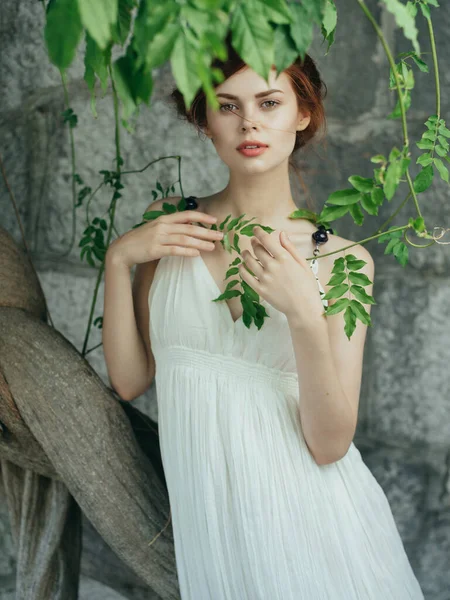 Frau im weißen Kleid Dekoration Mythologie Prinzessin Glamour Sommer — Stockfoto