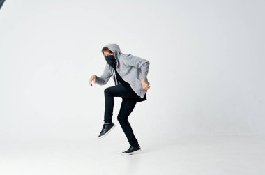 Hırsız adam yüzünü gizliyor.