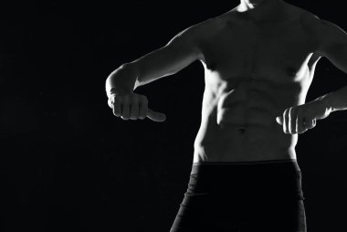 Kasları şişmiş spor adamı, motivasyonu koyu renk.