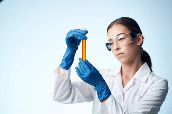 Donna laboratorio assistente ricerca scienza diagnostica tecnologia — Foto Stock