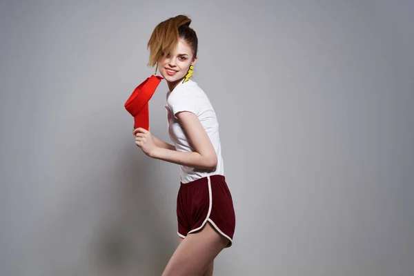 Mujer de moda en la tapa roja posando fondo de luz de verano — Foto de Stock