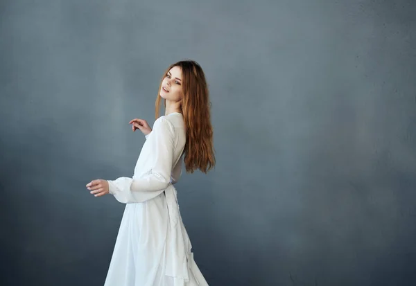 Mujer en vestido blanco danza realizando fondo oscuro — Foto de Stock
