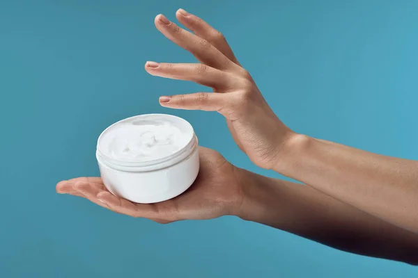 Jarra de nata em mãos dermatologia cosméticos de cuidado de pele — Fotografia de Stock