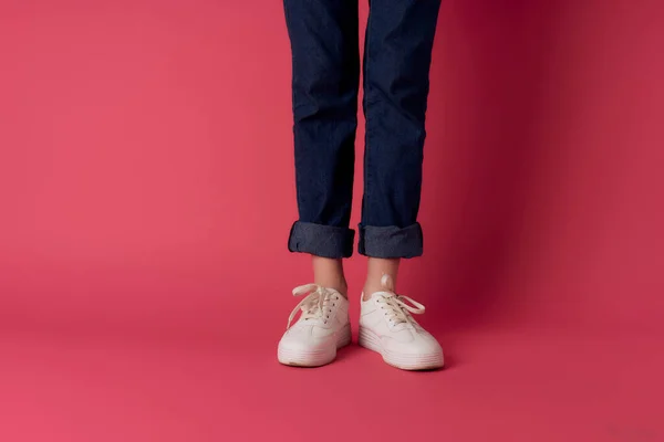 Frauenschuhe ausgeschnitten Ansicht posiert rosa Hintergrund — Stockfoto