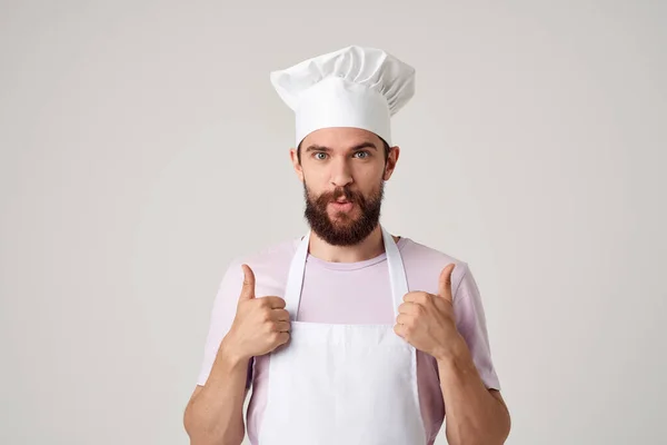 Man in chef-koks kleding koken voedsel keuken beroep licht achtergrond — Stockfoto