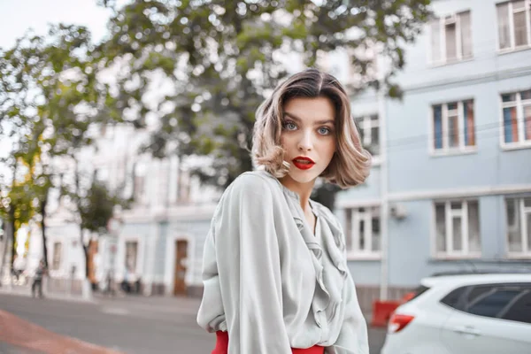 Hübsche Frau im Freien rote Lippen gehen Lifestyle posieren — Stockfoto