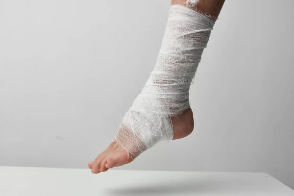 Injured leg bandaged with a bandage health problem close-up — Stock Photo, Image