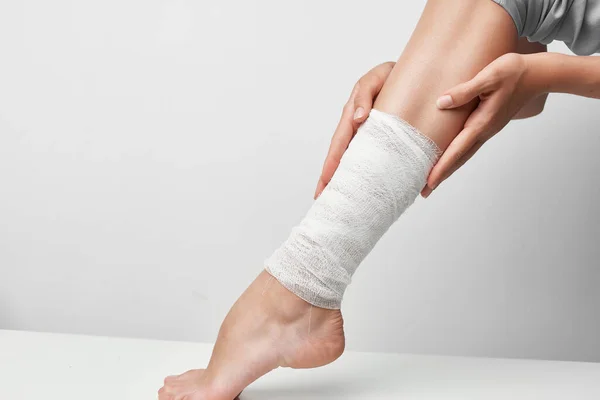 Lesão na perna enfaixada tratamento de saúde estilo de vida — Fotografia de Stock