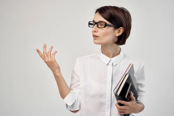 Жінка в білій сорочці з документами окуляри офіційний — стокове фото