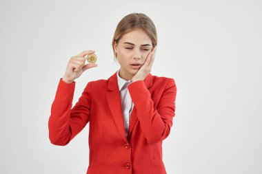 Kırmızı ceketli bir iş kadını. Kripto para birimi elektronik teknoloji yatırımı.