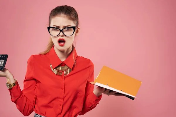 Mulher de negócios vestindo óculos vermelho camisa notepad secretário profissional posando — Fotografia de Stock