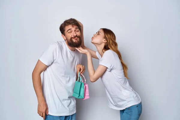 Homem e mulher presentes estilo de vida divertido moda luz fundo — Fotografia de Stock