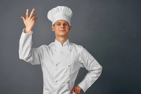 Allegro uomo in uniforme chef alza la mano Ristorante gourmet — Foto Stock