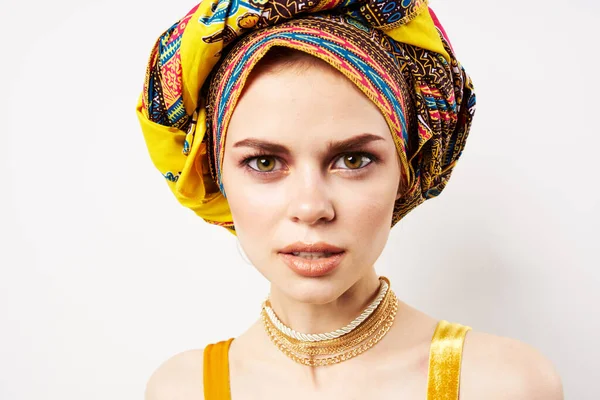 Allegra bella donna in multicolore turbante stile africano e moda posa — Foto Stock