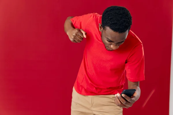 Homem emocional com telefone nas mãos insatisfação com estúdio de tecnologia — Fotografia de Stock