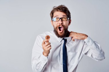 İnternet ekonomisi kravatlı iş adamı.