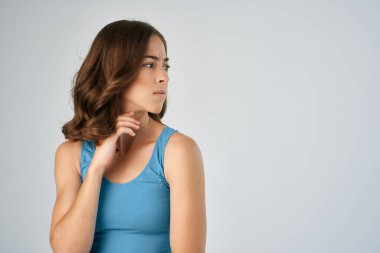 Güzel esmer moda saç stili. Dalgın bak. Duygular yok oldu.