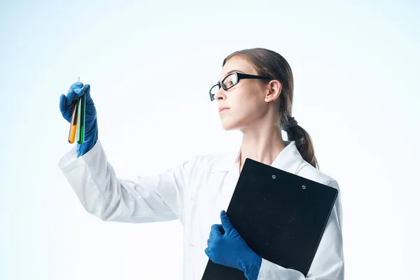 Assistente di laboratorio donna in cappotto bianco soluzione chimica ricerca professionale — Foto Stock