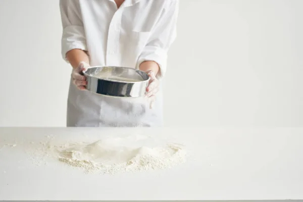 Mulher chef amassar massa cozinhar produtos de farinha profissional — Fotografia de Stock