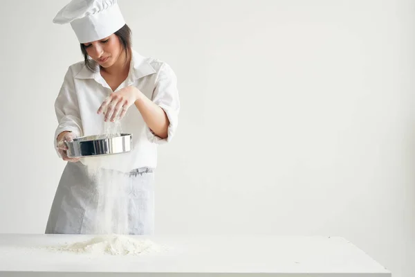 Szef kuchni pracujący z ciasta mąki podejmowania usługi profesjonalne kuchnia — Zdjęcie stockowe