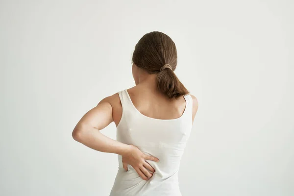 Beyaz tişörtlü kadın. Vücut ağrısı, kronik hastalık ilacı belirtileri. — Stok fotoğraf