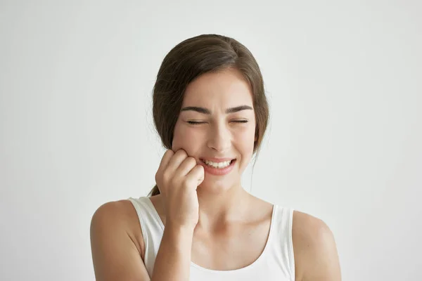 Mujer con dolor de muelas sosteniendo su cara molestia odontología — Foto de Stock