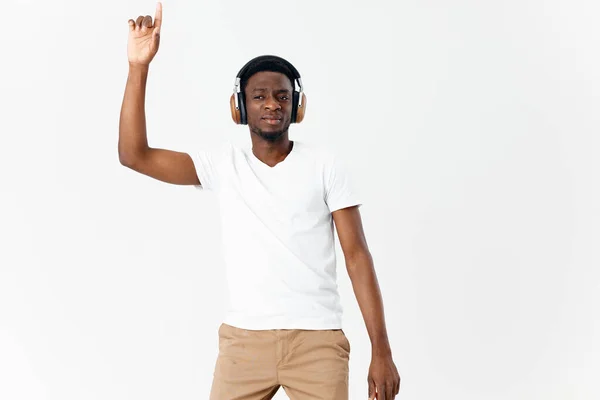 Hombre usando auriculares música amante entretenimiento baile estilo de vida — Foto de Stock