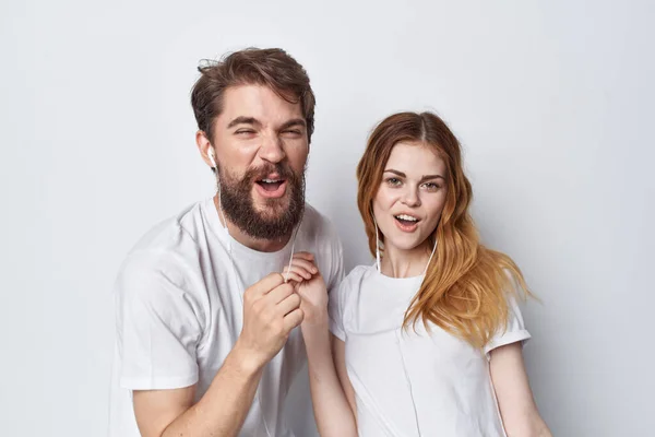 Веселая молодая пара в белых футболках эмоции позитивная дружба — стоковое фото