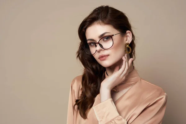 Hübsche Frau Beigen Hemd Mit Brille Auf Isoliertem Hintergrund Hochwertiges — Stockfoto