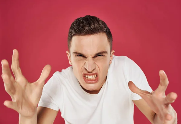 Elégedetlen férfi egy dühös kifejezés egy fehér póló gesztikuláló kezével — Stock Fotó