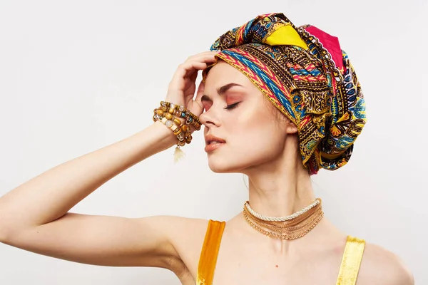 Bella Donna Con Turbante Multicolore Foto Alta Qualità — Foto Stock