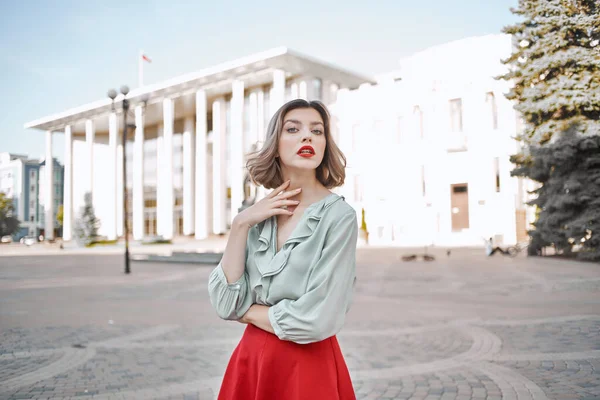 Joyeux blonde promenades à l'extérieur dans le style de vie de la ville — Photo