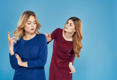 İki duygusal kız arkadaş bahar kırgınlığı stüdyosu