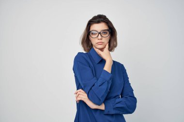 Mavi gömlekli bir iş kadını, resmi olarak izole edilmiş.