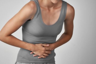 Karnında ishal olan karın ağrısı olan bir kadın.